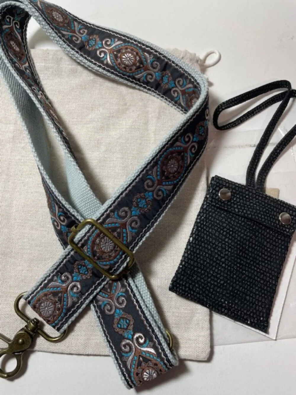 Latico Card Holder Black + Embroidered Strap NEW - Picture 1 of 6
